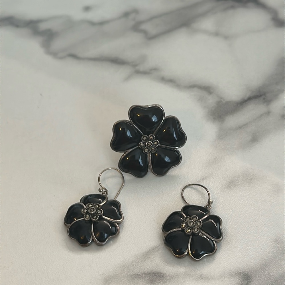 Pre owned- Elegant Black Flower Jewelry Set - Picture 2 of 16
